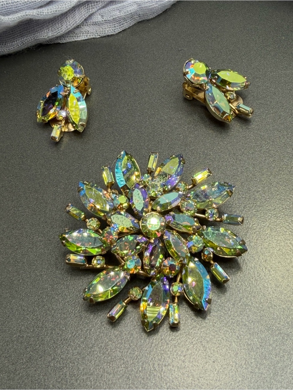 ⬇️⬇️ Vintage Demi Parure Smashing Green Brooch and Earrings #78set